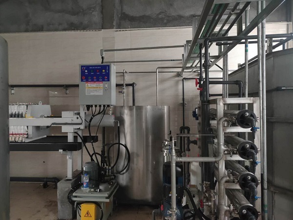 真空低溫?zé)岜谜舭l(fā)器.jpg 真空低溫?zé)岜谜舭l(fā)器.jpg